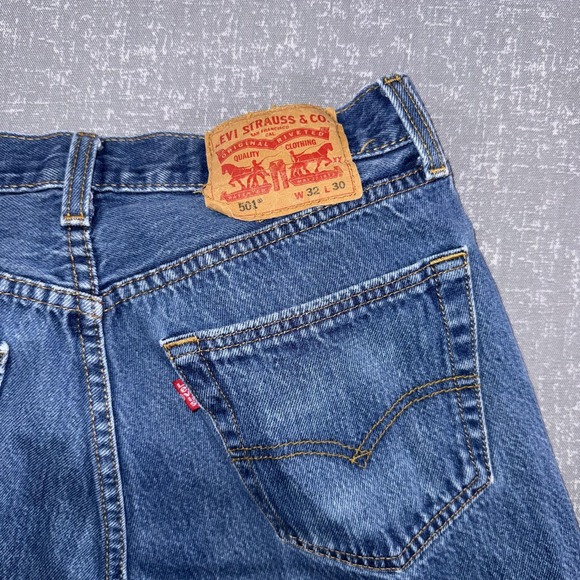 Levis 501 Jeans Mens 32x27 Blue Denim Button Fly Straight Leg Classic Fit - Picture 8 of 8